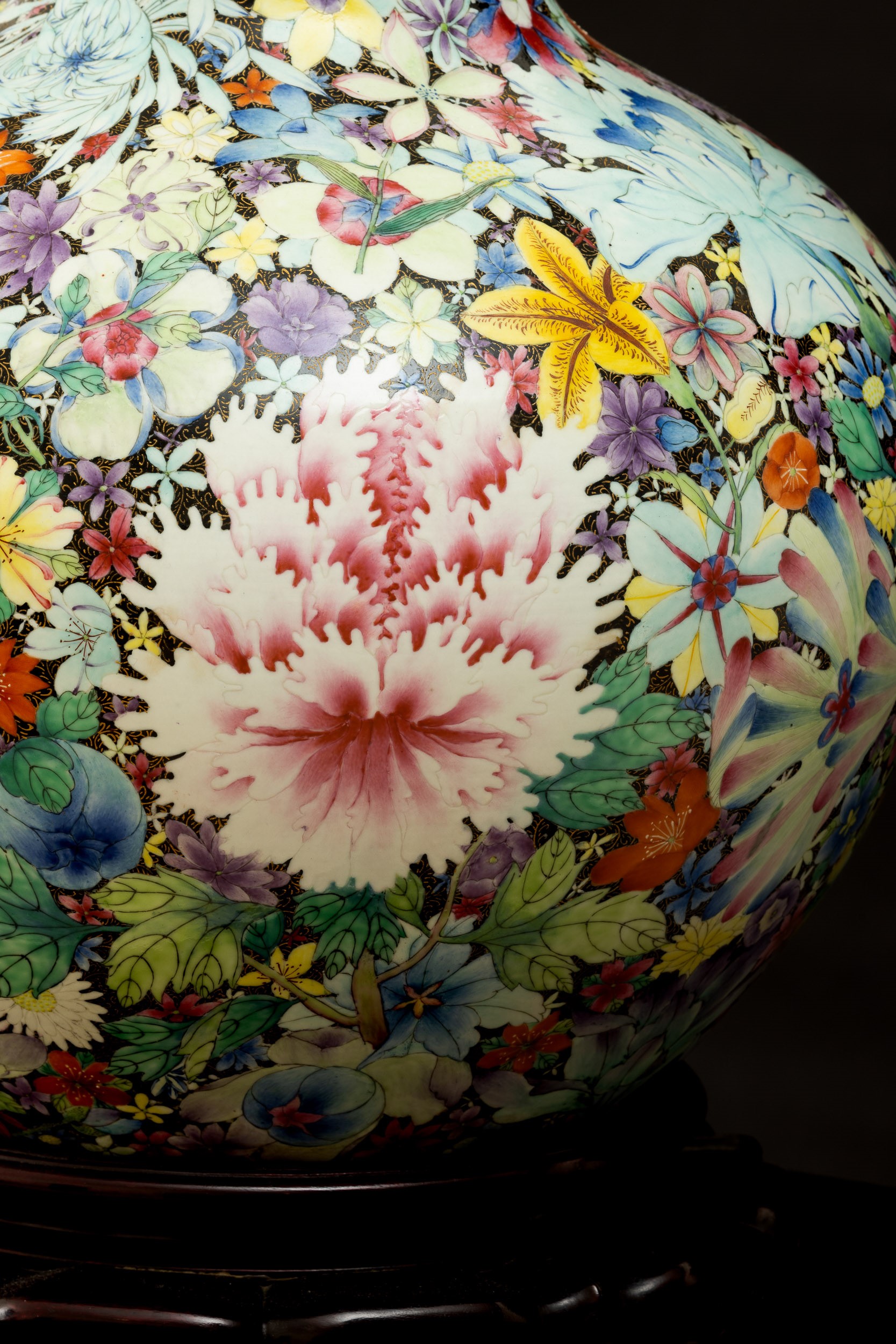 Grande Vaso Tianqiuping Famiglia Nera in Porcellana con Decoro Millefleures, Cina, Dinastia Qing,...