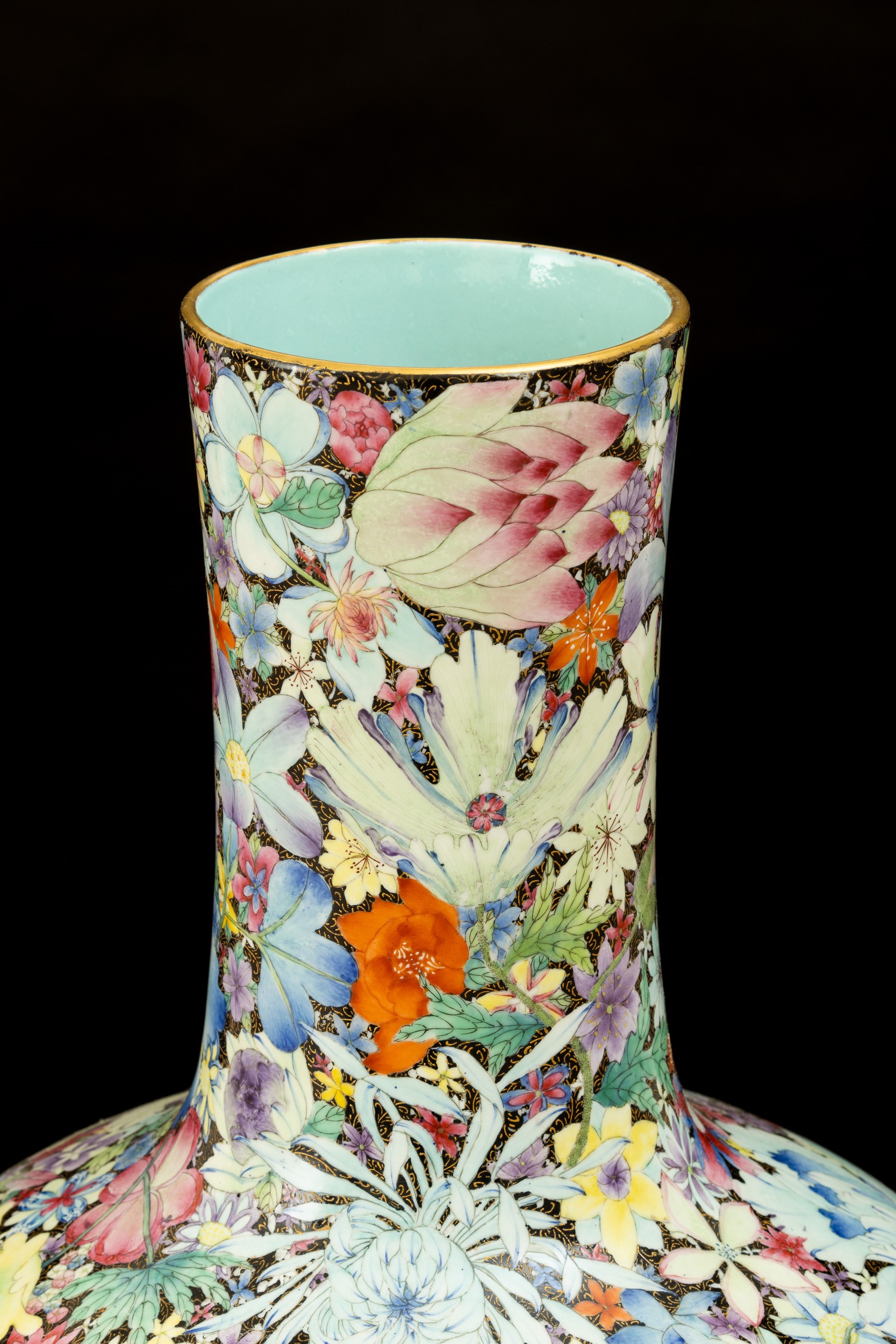 Grande Vaso Tianqiuping Famiglia Nera in Porcellana con Decoro Millefleures, Cina, Dinastia Qing,...