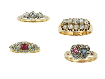 Lotto di quattro anelli in oro 18 kt con diamanti, perle e gemme sintetiche