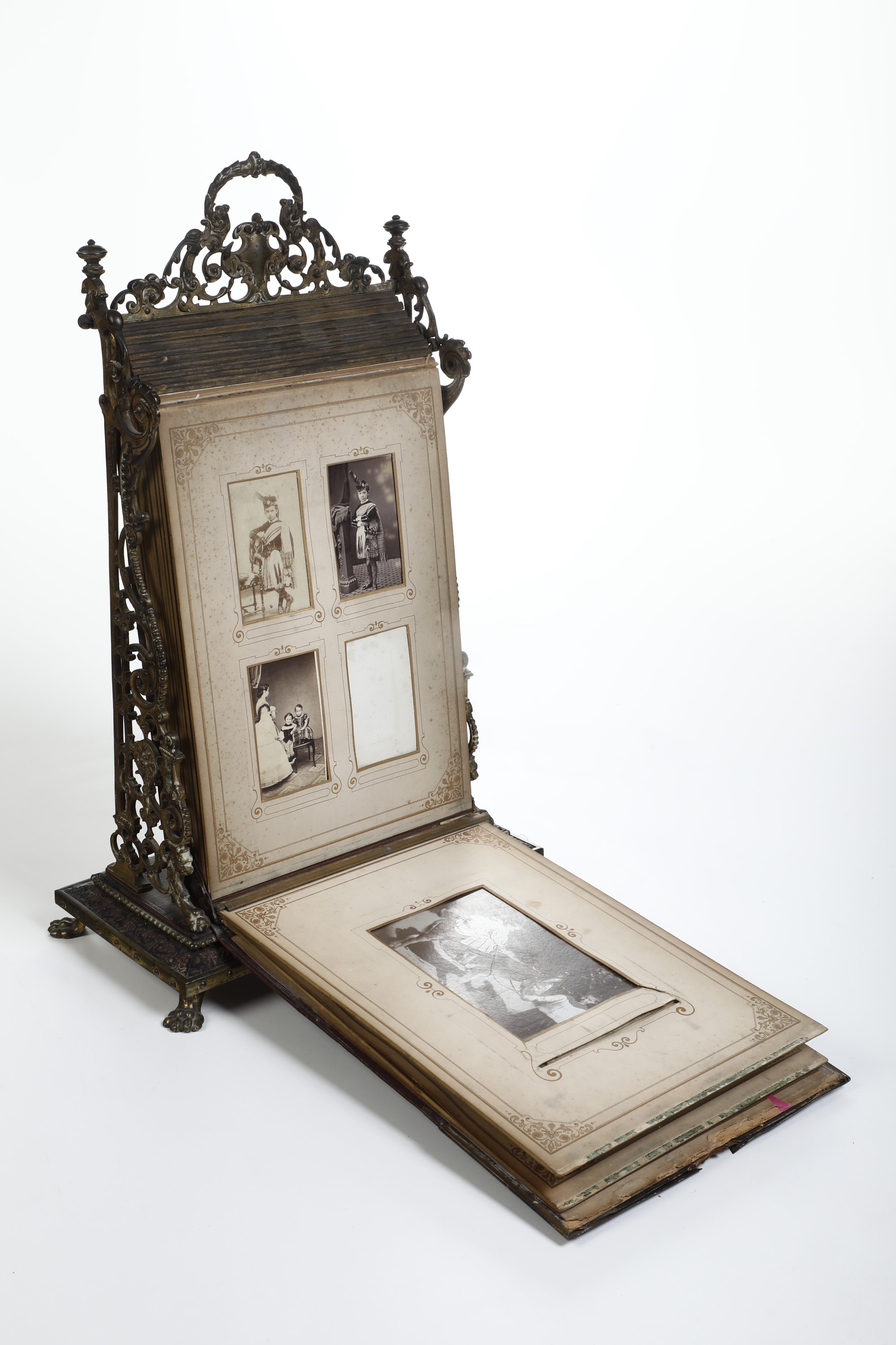 Porta Documenti in Metallo Traforato e Metallo Dorato. XIX-XX Secolo
