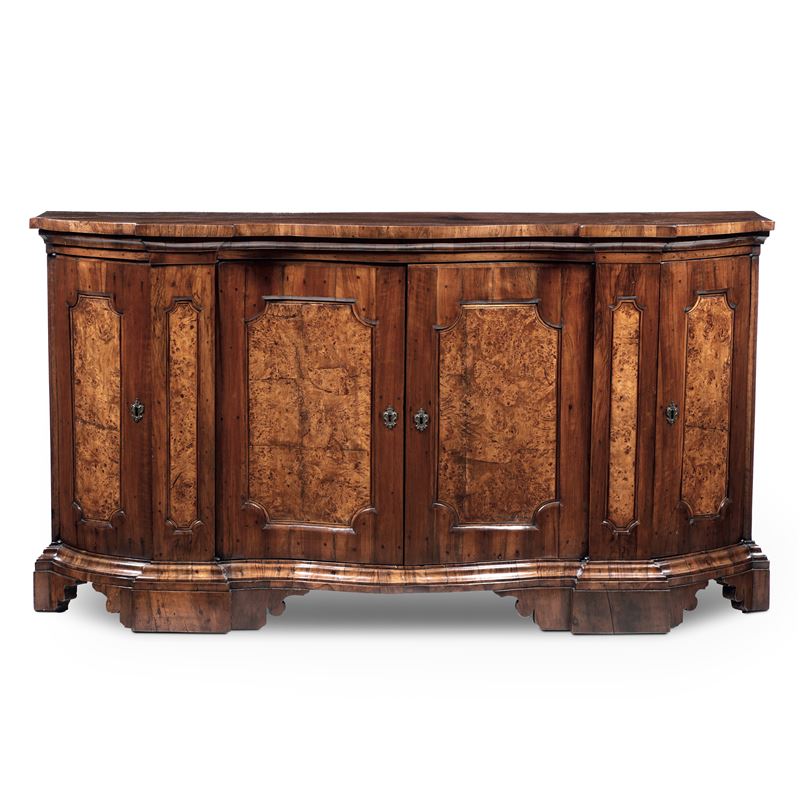 Credenza in legno a quattro ante lastronata in noce e radica, XVIII-XIX secolo  - Asta Antiquariato - Cambi Casa d'Aste