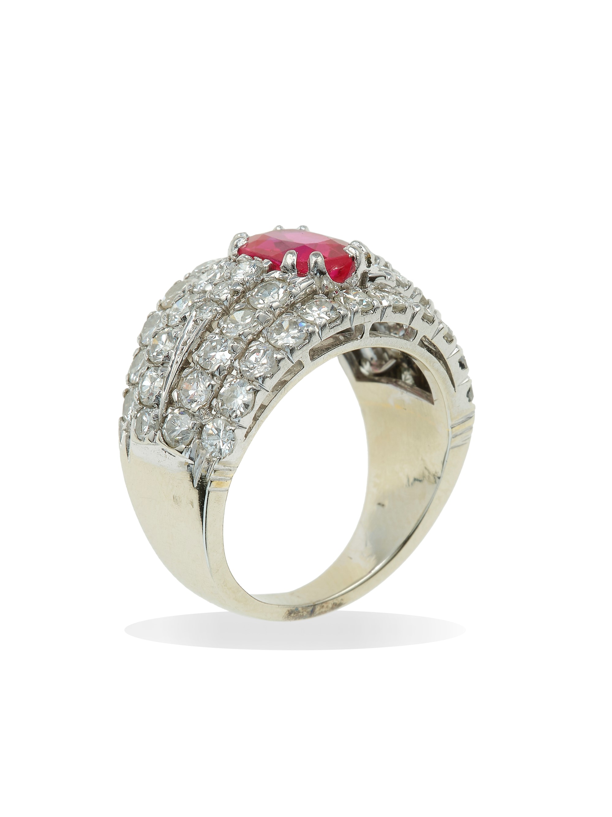 Anello con diamanti e rubino sintetico, montatura in oro bianco 750/1000 (non rodiata)
