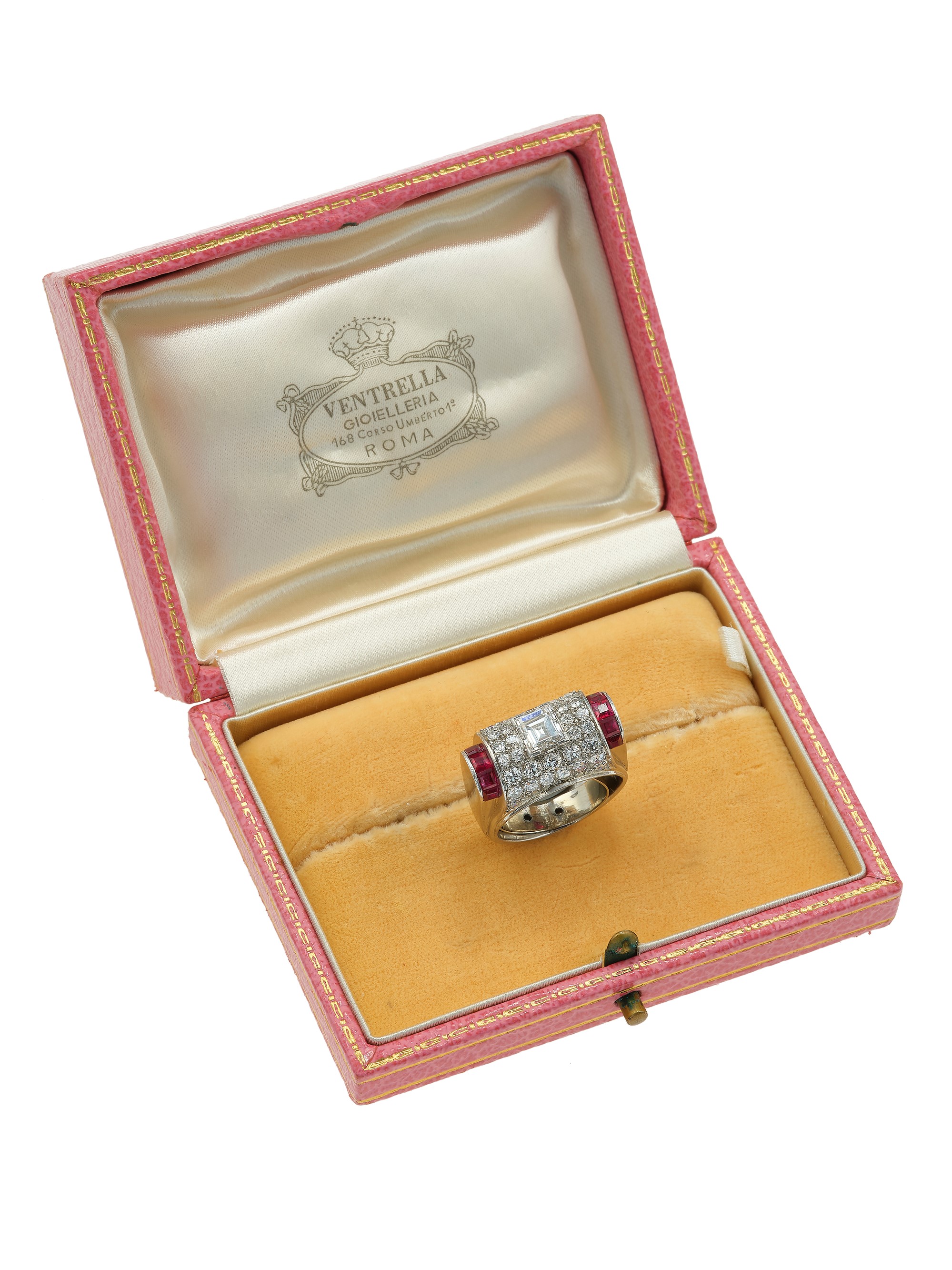 Anello in platino con diamante centrale baguette e diamanti a contorno, rubini