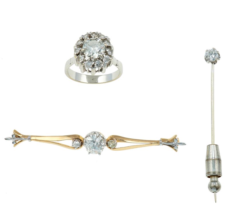 Lotto composto da una spilla, uno spillone da cravatta ed un anello con diamanti taglio brillante e vecchio taglio  - Asta Vintage Jewellery - Cambi Casa d'Aste