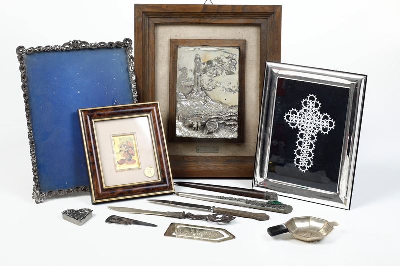 Lotto di oggetti in metallo e argento  - Asta Argenti - Cambi Casa d'Aste