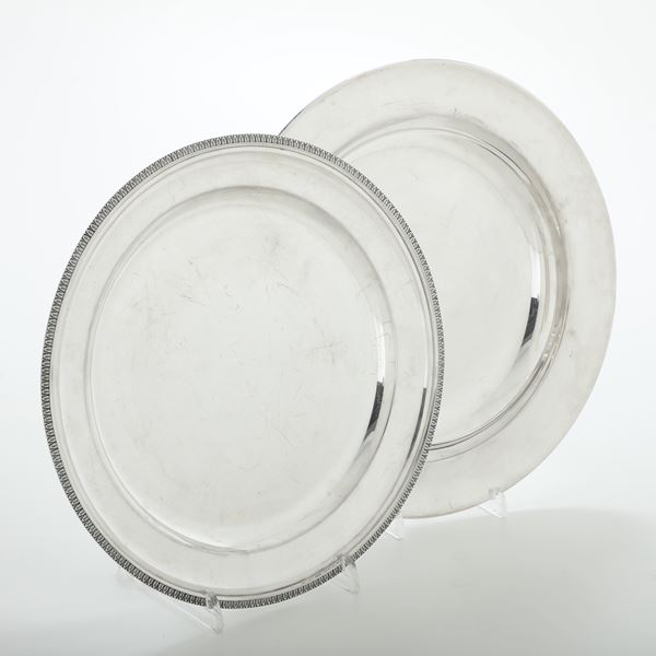 Due piatti diversi. Argenteria milanese del XX secolo. Argentiere Miracoli