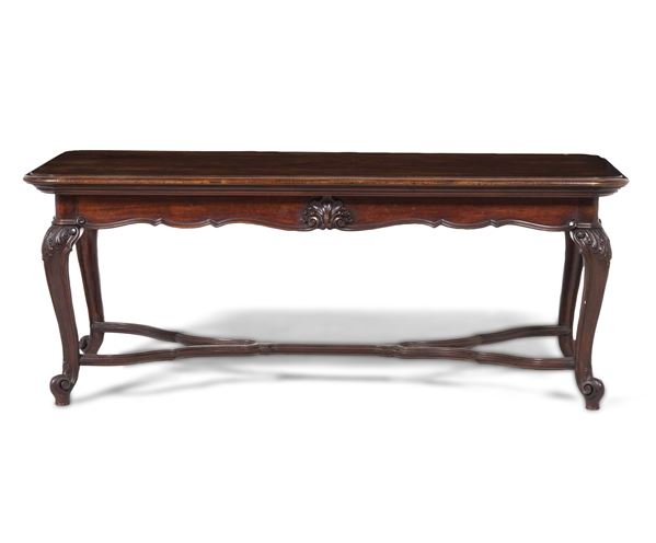 Tavolo basso da salotto con fascia e gambe intagliate. XIX secolo