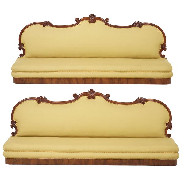 Coppia di divani in lego intagliato. XIX-XX secolo