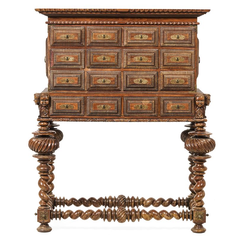 Monetiere in legno intagliato. Spagna o Portogallo, XX secolo  - Asta Dimore Italiane - Cambi Casa d'Aste