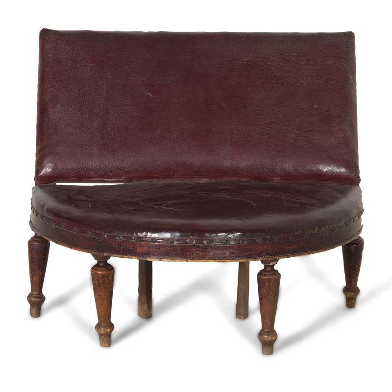 Divanetto imbottito e rivestito in cuoio  - Auction Antique - Cambi Casa d'Aste