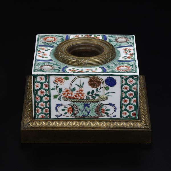 Calamaio in bronzo e porcellana policroma con decori floreali, Cina, Dinastia Qing (1644-1912)