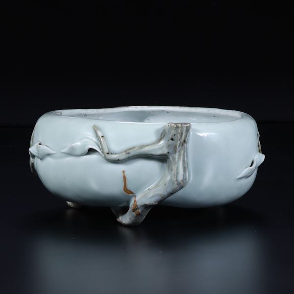 Incensiere in porcellana longquan con decori a rilievo, Cina, Dinastia Qing, XX secolo