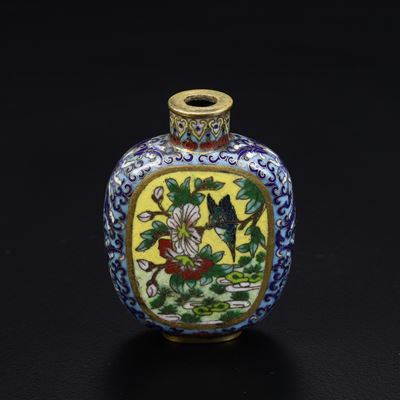 Snuff Bottle in Smalti Cloisonnè Raffigurante Paesaggio con Farfalla, Cina, XX Secolo