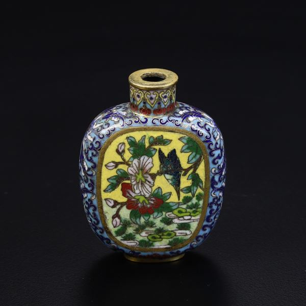 Snuff bottle in smalti cloisonnè raffigurante paesaggio con farfalla, Cina, XX secolo