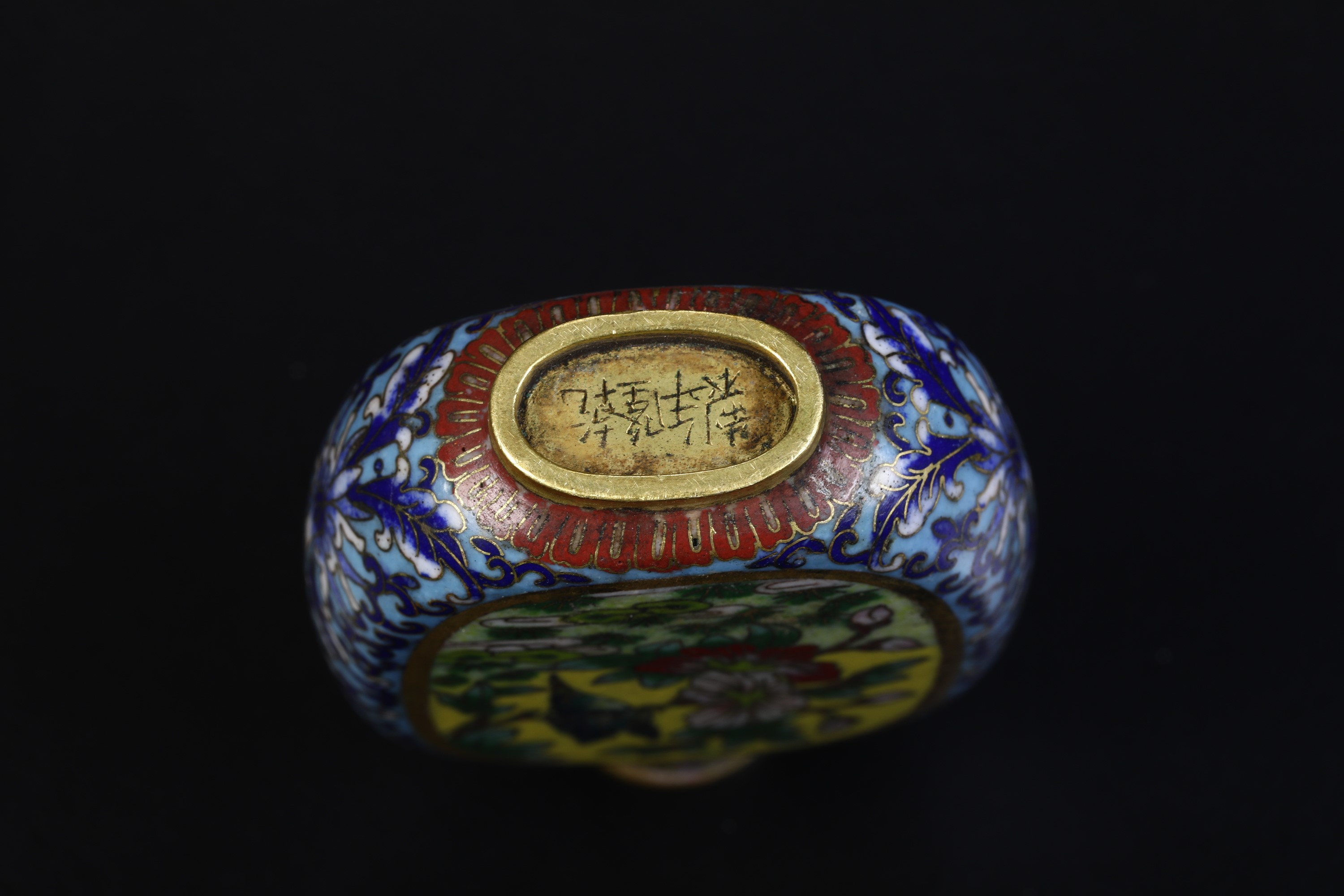 Snuff Bottle in Smalti Cloisonnè Raffigurante Paesaggio con Farfalla, Cina, XX Secolo