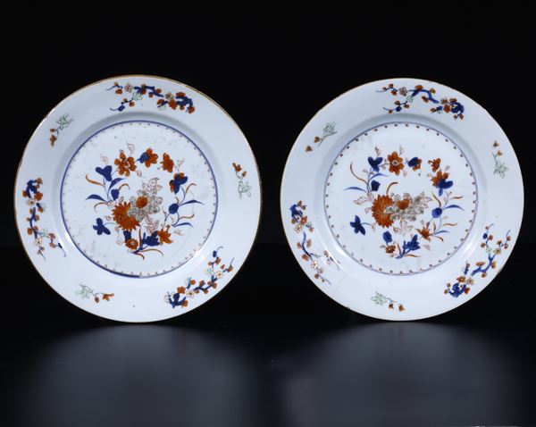 Coppia di piatti in porcellana decorati a motivi floreali, Cina, Dinastia Qing (1644-1912)