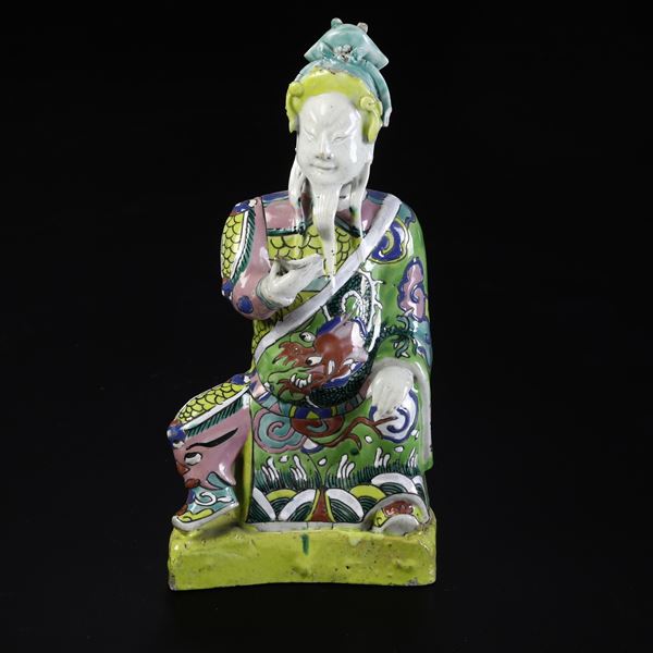 Figura di saggio in porcellana policroma, Cina,  Dinastia Qing, epoca Qianlong (1737-1796)