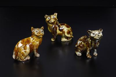 Figure di Tre Gatti in Gres a Smalti Sancai, Cina, XIX Secolo