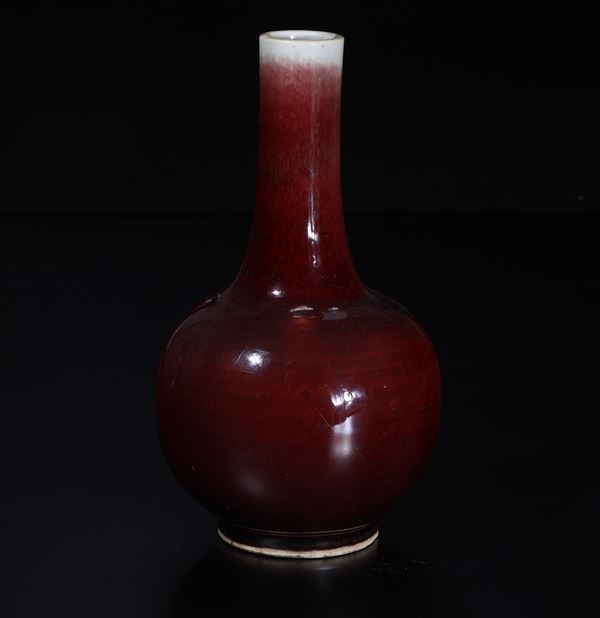 Vaso a bottiglia in porcellana sangue di bue, Cina, Dinastia Qing (1644-1912)