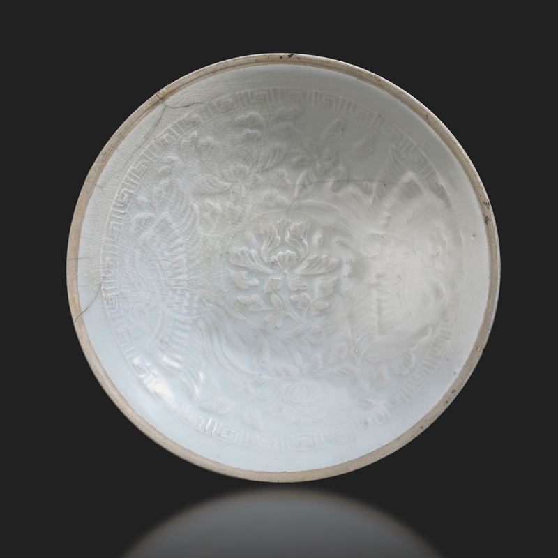 Porcelain bowl with relief floral motifs, China, Song Dynasty, Southern Song era (1127-1279)  - Auction Fine Asian Works of Art - I - Cambi Casa d'Aste