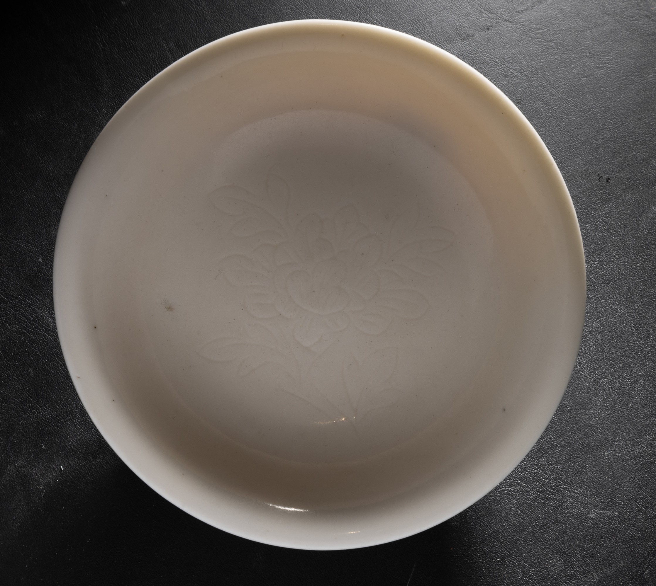 Piatto in Porcellana Dehua, Blanc De Chine Inciso con Soggetto Naturalistico, Cina, Fine XVII Sec...