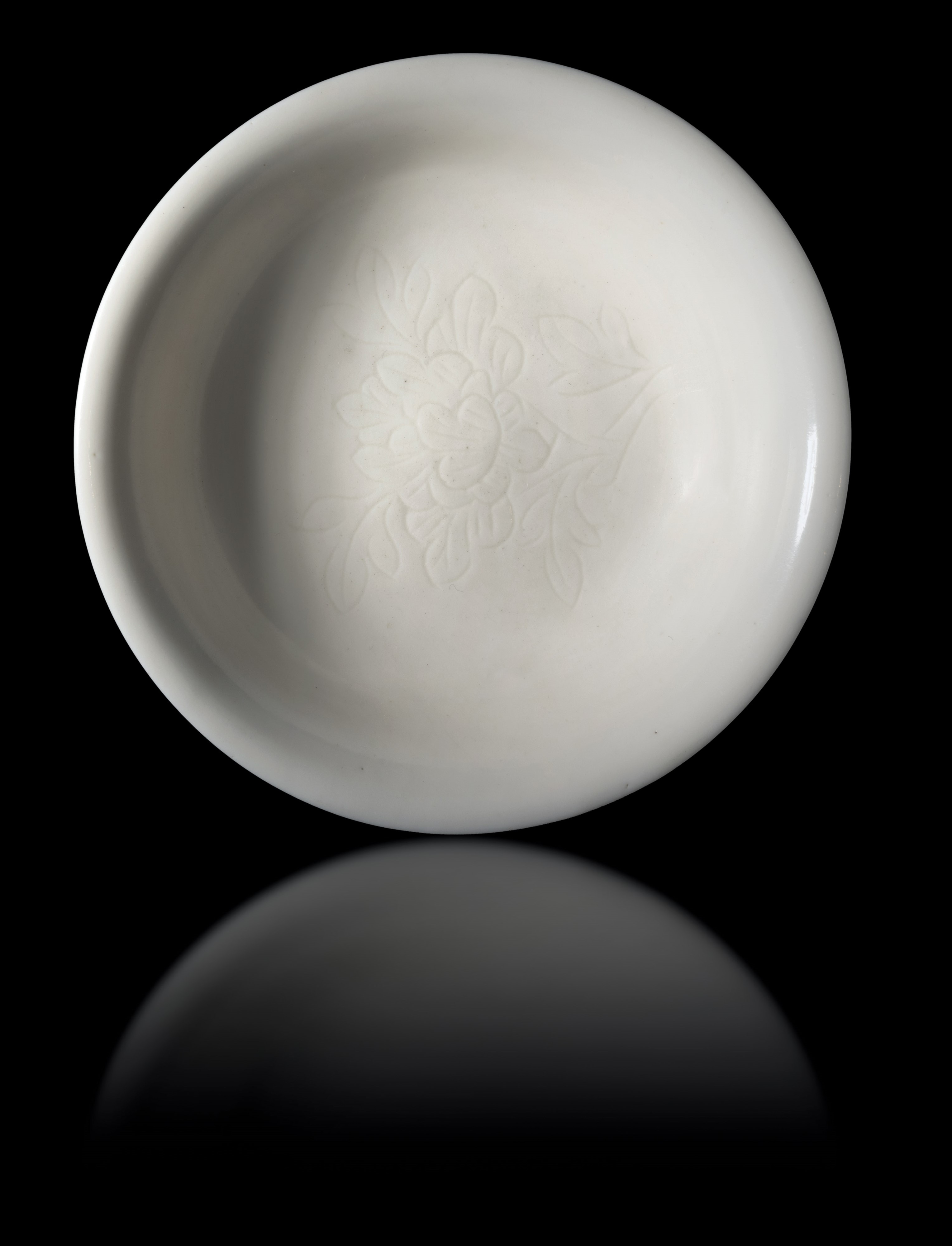 Piatto in Porcellana Dehua, Blanc De Chine Inciso con Soggetto Naturalistico, Cina, Fine XVII Sec...