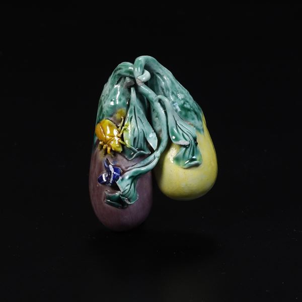 Figura in porcellana policroma con decoro a rilievo raffigurante insetti, Cina, Dinastia Qing, XIX secolo