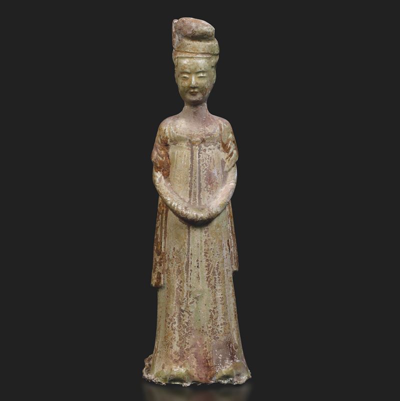 Figura di donna in terracotta smaltata, Cina, Dinastia Tang (618-906)  - Auction Asian Art - II - Cambi Casa d'Aste