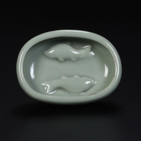 Sciacquapennelli  in porcellana Celadon con decoro di pesci a rilievo, Cina, XX secolo