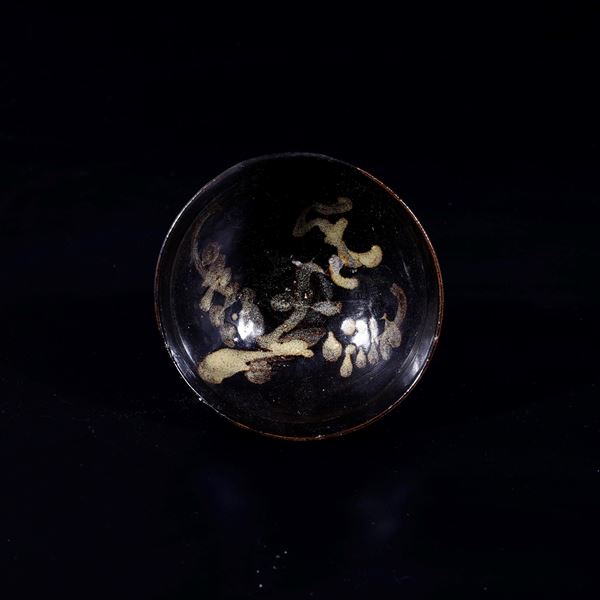 Coppa in gres con motivo astratto su sfondo blu, Cina, Dinastia Song (960-1279)