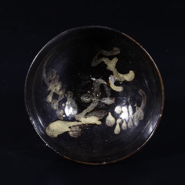 Coppa in gres con motivo astratto su sfondo blu, Cina, Dinastia Song (960-1279)