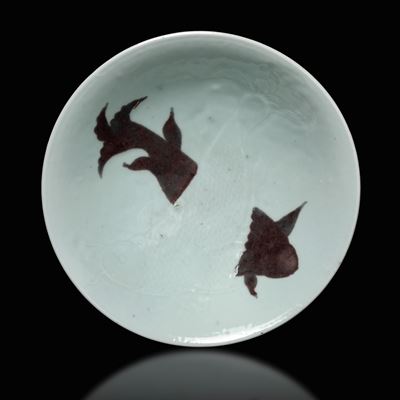 Coppa in Porcellana Azzurrina con Motivo di Carpe a Rilievo con Rosso Sotto Smalto, Dinastia Qing...