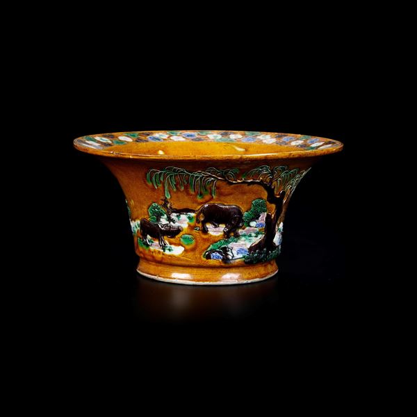 Vaso in porcellana Sancai raffigurante paesaggio con animali, Cina, Dinastia Qing, XIX secolo