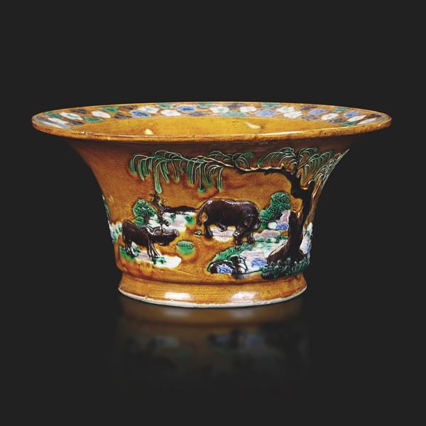 Vaso in porcellana Sancai raffigurante paesaggio con animali, Cina, Dinastia Qing, XIX secolo