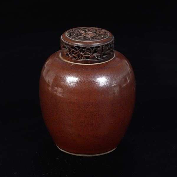 Vaso in porcellana sangue di bue con coperchio in legno, Cina, Dinastia Qing, XIX secolo