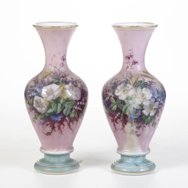 Insieme i tre lampade ad olio e quattro vasi in vetro e porcellana. XX secolo