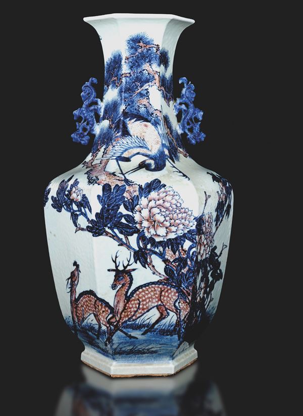 Grande vaso in porcellana a pianta esagonale con anse a foggia di draghi nei toni del blu e del rosso ferro sotto smalto, Cina, Dinastia Qing, epoca Daoguang (1821-1850)