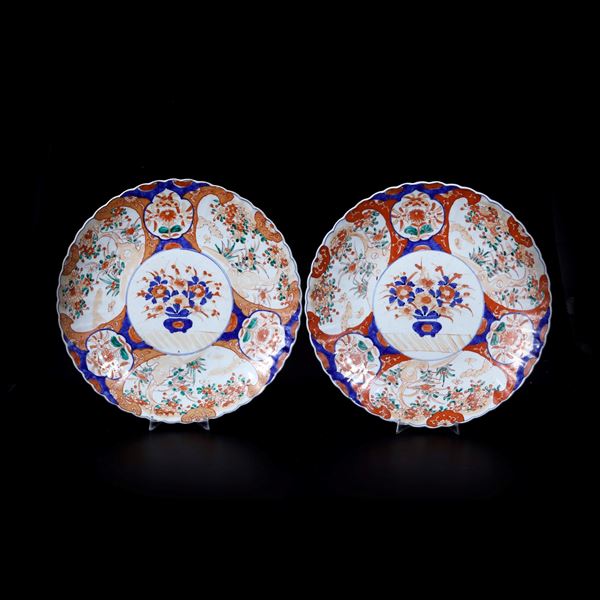 Coppia di piatti in porcellana Imari con decori a motivi floreali, Giappone, XX secolo