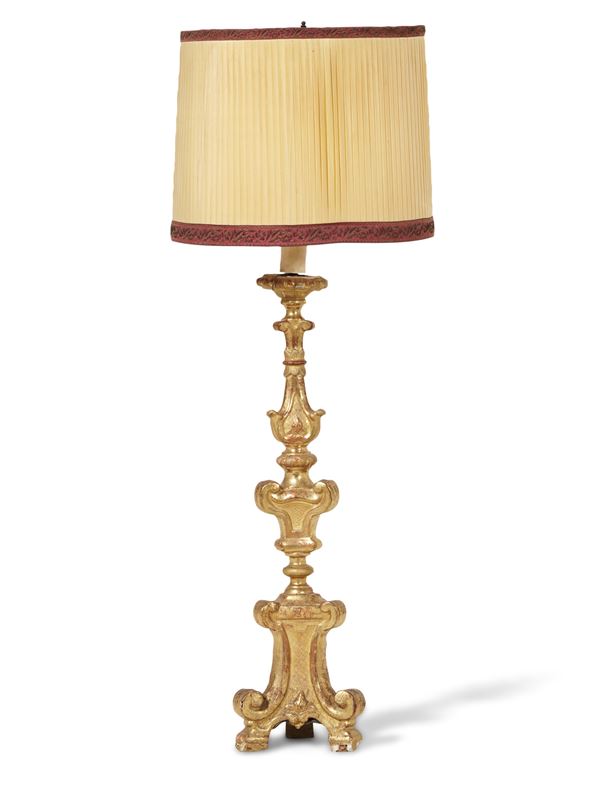 Lampada da terra in legno intagliato e dorato. XVIII-XIX secolo