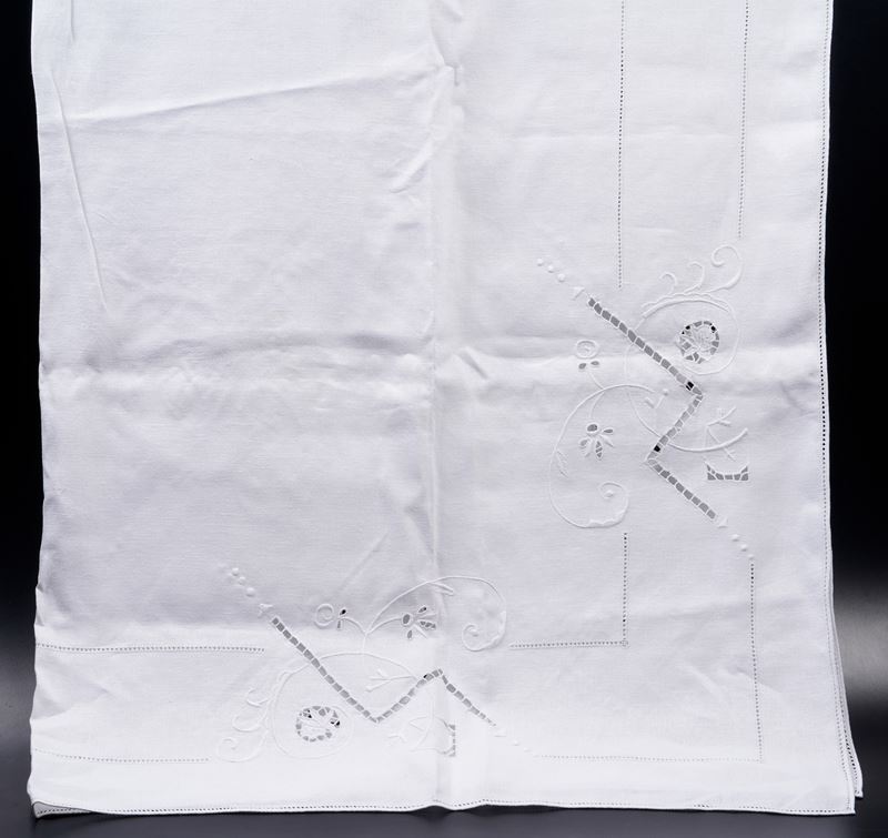 Tovaglia con 14 tovaglioli.  - Auction Furniture for the Table - Cambi Casa d'Aste