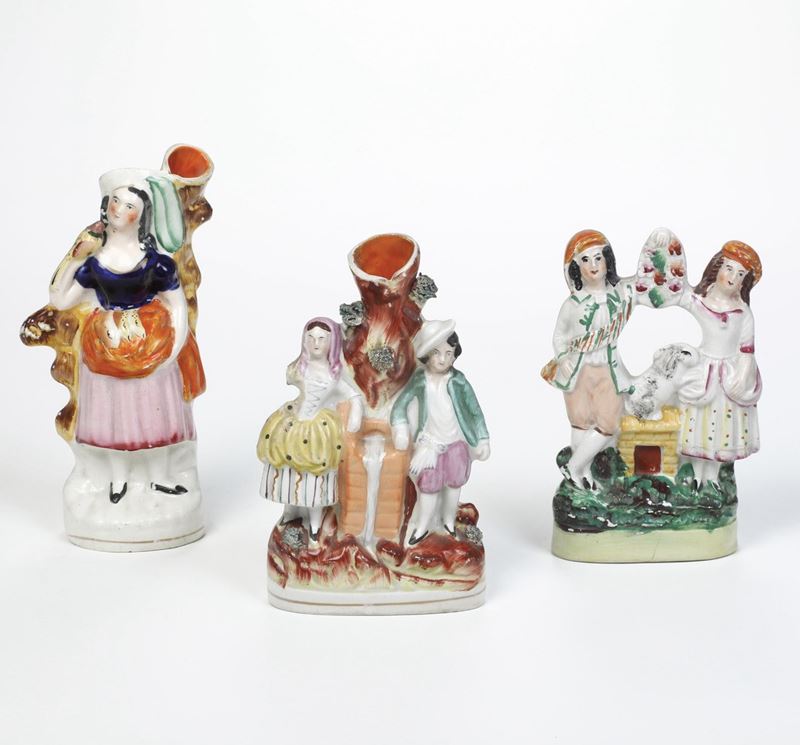 Tre gruppi. Inghilterra, Staffordshire, periodo vittoriano, XIX secolo.  - Asta Maioliche e Porcellane da Collezione - Cambi Casa d'Aste