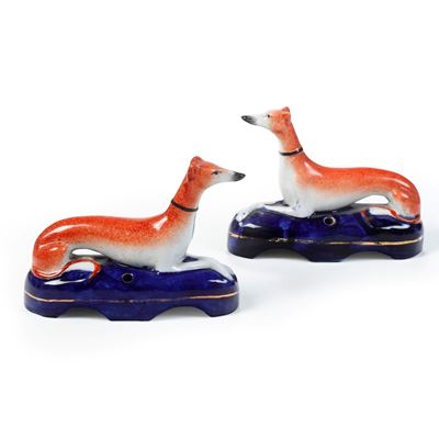 Staffordshire, Coppia di porta penne a forma di cane Whippet, terraglia policroma