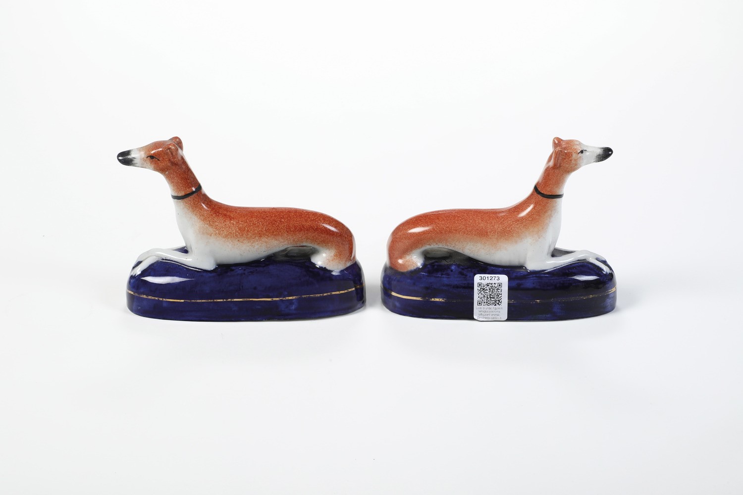 Staffordshire, Coppia di porta penne a forma di cane Whippet, terraglia policroma