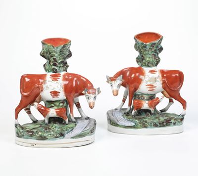 Grande Coppia di "spill Vase" con Mucca e Vitello. Inghilterra, Staffordshire, Periodo Vittoriano...