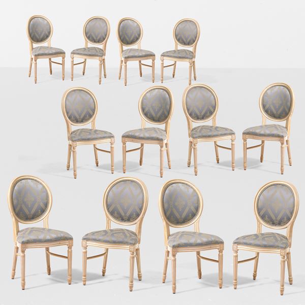 Dodici sedie in legno intagliato e dipinto. XX secolo