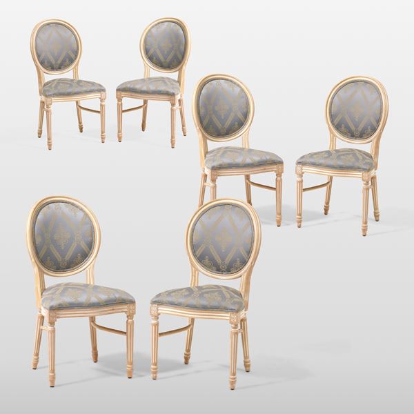 Sei sedie in legno intagliato e dipinto. XX secolo