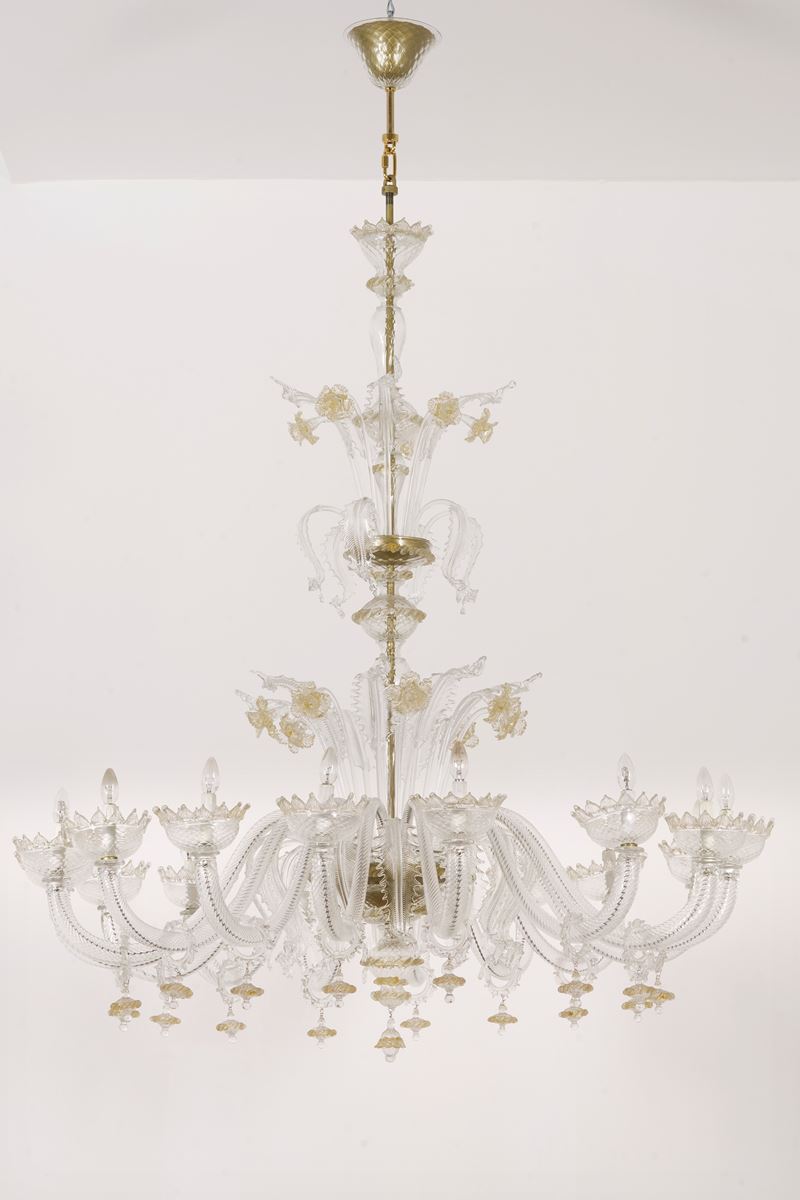 Lampadario a sedici braccia in vetro di Murano bianco e oro  - Auction Palazzo Pugliese: Antique style furniture - Cambi Casa d'Aste