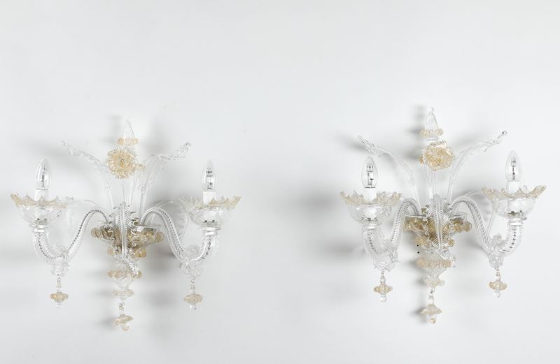 Coppia di appliques in vetro di Murano bianco e oro a due braccia  - Asta Palazzo Pugliese: Decori in stile antico - Cambi Casa d'Aste