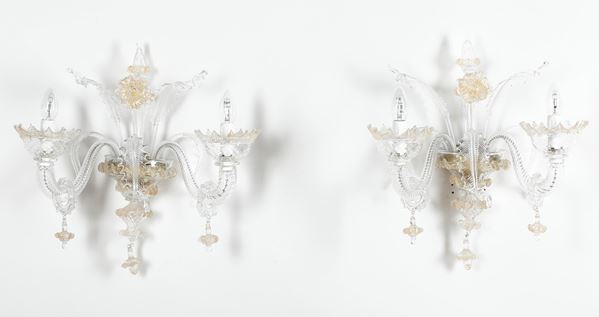 Coppia di appliques in vetro di Murano bianco e oro a due braccia