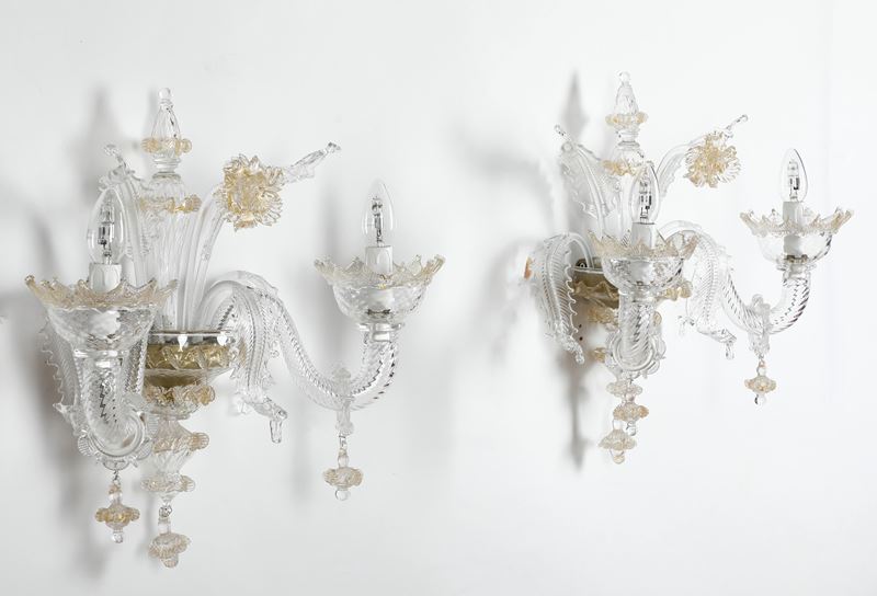Coppia di appliques in vetro di Murano bianco e oro a due braccia  - Asta Palazzo Pugliese: Decori in stile antico - Cambi Casa d'Aste
